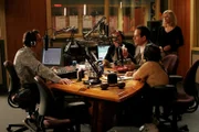 L-R: Max Hudson (Steven Weber), JJ the Joke Machine (Kevin P. Farley), Adrian Monk (Tony Shalhoub), Little Willie Karelli (Danny Woodburn) und Natalie Teeger (Traylor Howard)