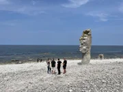 Die "Grand Lady" in Visby in Gotland in Schweden. Ausflug: Fahrradtour und Crêpe-Essen mit Passagiere Rebecca Dörner und Robert Falk. Auf der kleinen Insel Faro treffen sie ihre Guides und fahren an der Küste entlang.