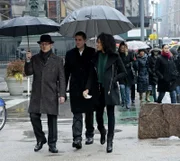 (v.l.n.r.) Harold Finch (Michael Emerson); John Reese (Jim Caviezel); Harper Rose (Annie Ilonzeh)