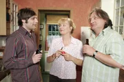 Bruno ist froh, seine Lieben um sich zu haben. (v.l.n.r.) Bruno (Tim Sander), Helga (Ulrike Mai) und Bernd (Volker Herold)
