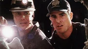 Bei Rohrarbeiten wird im Fundament eines Hauses ein eingemauertes Skelett gefunden. Gil (William Petersen, l.) und Nick (George Eads) nehmen das außergewöhnliche Grab genauer unter die Lupe.