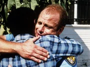Als die Wahrheit an den Tag kommt, versöhnt sich der unglückliche Vater (Wally Taylor, l.) mit dem Polizisten Winnowski (Ed Crick, r.), der in Notwehr gehandelt hatte.