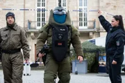 In Potsdam ist Bombenalarm! Unter Hochdruck suchen die Kommissarinnen nach der Bombe. Denn der Attentäter hat ihnen ein ominöses Rätsel geschickt, das sie nun lösen müssen, um die Bombe rechtzeitig zu finden. (Komparsen im Bild)