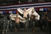 Charlie (Charlie Day, r.), Dennis (Glenn Howerton, l.) und Mac (Rob McElhenney, M.) als Wrestling-Hühner ...