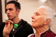 Theresa (Ursula Erber) spielt Darts. Im Hintergrund: Leon (Joel Akgün).