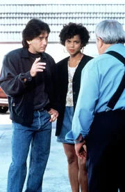 Jack (Scott Baio, l.) und Amanda (Victoria Rowell, M.) bei ihren Ermittlungen.