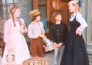 Nellie (Alison Arngrim, r.) und Willie (Jonathan Gilbert, 2.v.r.) prahlen mit ihren Schuluniformen, doch Laura (Melissa Gilbert, l.) und Albert (Matthew Laborteaux, 2.v.l.) lassen sich davon nicht beeindrucken.
