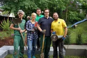V.l.: Garten-Guru Ralf, Nicole, Baggerfahrer Henrik, Familenvater und Architekt Jochen, Organisator Claus
