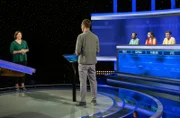 Moderator Alexander Bommes (M.) mit den Kandidat:innen Ute Meier (l.), Max Bukta (3.v.r.), Sophia Pinsker (2.v.r.) und Fabian Kompfe (r.).