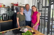Björn Freitag und Wahl-Hamburgerin Zora Klipp kochen den Hamburger Klassiker Finkenwerder Scholle. Das schmeckt auch Tamina Kallert!
