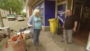 Elke mit dem Fahrradverkäufer