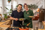 Ali Güngörmüş hat bei Einfach und köstlich für die Influencerin Vroni Lutz ein Rezept aus Italien gekocht: Kräuterseitlinge, Ofenkartoffeln, Schmelztomaten, Parmesancreme & Basilikumöl
