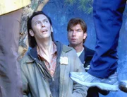Nigel (Steve Valentine, l.) und Woody (Jerry O'Connell) wurden in den Stadtpark gerufen. Dort sollen sie den Fall von drei erhängten Leichen untersuchen.
