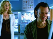 Nigel (Steve Valentine) ist stolz auf seine eigene Internetseite. Doch seine Kollegin Kate (Brooke Smith) kann mit diesen Spielereien wenig anfangen.