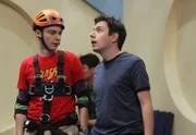 Um an einen bestimmten Computer für seine Forschung zu kommen, möchte sich Sheldon (Jim Parsons, l.) mit Barry Kripke (Jon Ross Bowie, r.) anfreunden. Doch der zeigt kein Interesse ...