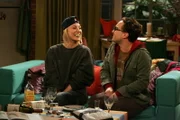 Nach alldem, was mit seiner Mutter geschehen ist, betrinkt sich Leonard (Johnny Galecki, r.) gemeinsam mit Penny (Kaley Cuoco, l.) - und landen dann im Bett ...