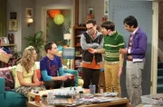 Leonard hat für Pennys neues Unternehmen eine Webseite gebastelt. Dummerweise dort auch die Möglichkeit einer Expresslieferung eingerichtet, so dass sie nun gemeinsam mit Sheldon, Rajesh und Howard über Nacht 1.000 Penny-Blütenträume herstellen und ausliefern müssen. Eine harte Aufgabe ...