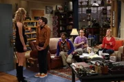 Penny (Kaley Cuoco, r.) hat eine Neuigkeit: Die ruhigen Mieter von oben ziehen und Sheldon (Jim Parsons, 2.v.r.) fürchtet, dass Gott-weiß-wer dort einziehen und seinen ruhigen Alltag stören wird. Die neue Mieterin erweist sich jedoch als hübsche Blondine namens Alicia (Valerie Azlynn, l.), der Leonard, Howard (Simon Helberg, 2.v.l.) und Raj (Kunal Nayyar, M.) sofort verfallen ...