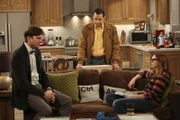 Walden (Ashton Kutcher, l.) kann einfach nicht fassen, dass sein Herz gebrochen wurde, während Alan (Jon Cryer, M.) unter dem Decknamen Jeff Starkmann eine Eroberung nach der anderen macht. Auch Jennys (Amber Tamblyn, r.) tröstende Worte sind nicht gerade hilfreich ...
