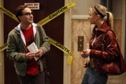 Als Leonard (Johnny Galecki, l.) erfährt, wie das Date zwischen Penny (Kaley Cuoco, r.) und Stuart verlaufen ist, ist er erleichtert ...