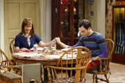 Sheldon (Jim Parsons, r.) kehrt nach L. A. zurück, aber nur, weil er die religiösen, unwissenschaftlichen Ansichten seiner Mutter (Laurie Metcalf, l.) nicht erträgt ...