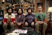 Kommen nach drei Monaten von ihrer Nordpol-Expedition zurück: Leonard (Johnny Galecki, 2.v.l.), Sheldon (Jim Parsons, r.), Rajesh (Kunal Nayyar, l.) und Howard (Simon Helberg, 2.v.r.) ...