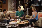 Als Leonard (Johnny Galecki, l.) Sheldon (Jim Parsons, M.) bittet, netter zu seiner Freundin zu sein, beschließt dieser, Penny (Kaley Cuoco, r.) wie einen Hund abzurichten und ihr das für ihn unerwünschte Verhalten abzutrainieren ...