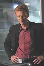 Horatio (David Caruso) hat alle Hände voll zu tun, denn im Gebäude eines Hautarztes wird die Leiche eines Mannes gefunden ...