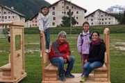 SRF bi de Lüt - Heimweh Graziella Ramponi (37) und ihr Mann Kan (46) mit den Kindern Felicia (6) und Naari (9).