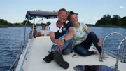 Die "Grand Lady" in Danzig in Polen. Kim Gruschka (Sekretärin des Kreuzfahrtdirektors) und Klaus Gruschka (Kreuzfahrtdirektor) auf einer Hausbootfahrt durchs Danziger Werder auf der Weichsel.