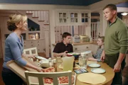 Während Bree bereit ist, ihrem Leben ein Ende zu setzen, versuchen Lynette (Felicity Huffman, l.) und Tom (Doug Savant, r.) vor ihren Kindern Parker (Joshua Moore, 2.v.l.) und Penny (Darcy Rose Byrnes, 2.v.r.) möglichst normal zu sein ...