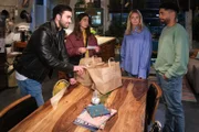 Baris (Metehan Demiröz, l.), Esma (Özge Delioglan, 2.v.l), Cecilia (Carina Koller) und Theo (Julius Dombrink) kommen dank Ferhat zusammen.