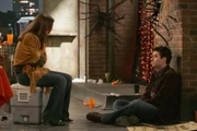 Es ist zwar nicht die erhoffte Kürbisfrau, dafür aber erscheint Robin (Cobie Smulders, l.) auf der Party. Ted (Josh Radnor, r.) ist sehr erfreut darüber ...