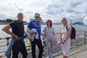 Die "Grand Lady" in Danzig in Polen. Die Passagiere Sandra und Michael Fuhr, Andy Spang und Kirsten von Nida treffen sich auf dem Weg zu ihren Ausflügen.