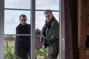 Finn Kiesewetter (Sven Martinek, r.) und Lars Englen (Ingo Naujoks, l.) &uuml;berpr&uuml;fen die Wohnung des Toten.
