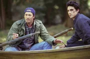 Jess (Milo Ventimiglia, r.) soll zum Gilmore-Abendessen mitkommen, taucht aber viel zu spät und mit einem Veilchen dort auf. Er traut sich jedoch nur Luke (Scott Patterson, l.) zu erzählen, wie er das blaue Auge bekommen hat ...