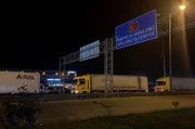 Der Grenzübergang von Bulgarien in die Türkei. Eine EU-Außengrenze. Der Tiertransport darf nicht in die Türkei einreisen, aber auch nicht zurück in die EU.