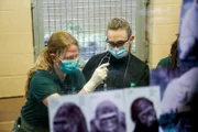 Dr. Annie Rivas und Dr. Kate Gustavsen operieren Gorilla Ntondo.