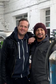 Auf der Arran-Insel Inishmore versuchen Marcy (Janeane Garofalo) und Sean (David O'Hara), etwas über die Vorfahren von Marcys Chef (nicht im Bild), einem US-Senator, in Erfahrung zu bringen.