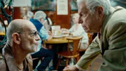 Symcha (Mike Burstyn, re.) und Siggi (Martin Wuttke) haben ein Geheimnis.