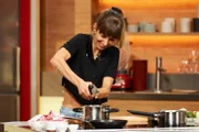 Natalia dos Reis Goncalves beim Kochen im Studio.
