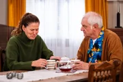 Annalena (Heidrun Gärtner) schüttet ihrem Vater Joseph (Michael Vogtmann) ihr Herz aus.