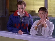 Bei Sherry setzen die Wehen ein und als Lorelai im Krankenhaus ankommt, muss sie an damals denken: Lorelai (Chelsea Brummet, r.) musste ganz ohne Christophers (Phillip Glenn Van Dyke, l.) Unterstützung Rory zur Welt bringen ...