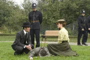 Detective Murdoch (Yannick Bisson, links) und Dr. Ogden (Hélène Joy, rechts) besprechen den Tatort, während Constable Crabtree (Jonny Harris, stehend) zusieht.