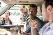 Juwelier André Fischer (Sascha Tschorn, r.) übergibt Kalle (André Peter Rohde, 2.v.r.) das Päckchen. Plötzlich stehen Arda (Yasemin Cetinkaya, l.) und Jäger (Markus John, 2.v.l.) neben dem Auto.