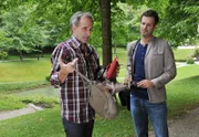 Nils (Florian Stadler, r.) verdächtigt seinen Vater Curd (Holger Gotha, l.), den Diebstahl von Cocos Handtasche vertuschen zu wollen.
