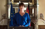 Eine neue Aufgabe: Karla Lorenz (Natalia Wörner) kommt als Deutsche Botschafterin nach Prag.