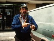Mark (Victor French) kann sich nicht erklären, wie er plötzlich in den Besitz einer Pistole gekommen ist ...