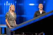 Moderator Alexander Bommes (r.) mit der Kandidatin Nicole Schlüter (l.).
