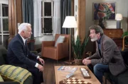 Gunter (Hermann Toelcke, r.) verspricht Thomas (Gerry Hungbauer, l.), ihn bei der Eroberung Jills zu unterstützen.